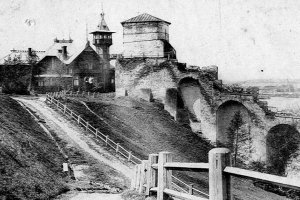 Нет и никогда не было в Нижегородском Кремле никаких рек. Ближайшая речка Почайна к тому времени уже полвека как была заключена в трубу, да и течет она по дну оврага, Кремль метров на 80 выше. Скорее всего источником воды служил родник или проложенный водопровод.