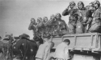 Гейша вон на всякий случай парашют под кимоно напялила!)