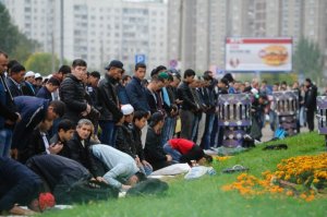 Вот твои русские. А у нас свыше 90% поляков и это видно на лицо. А у вас? Куда не посмотришь глазки косые или кожа смуглая. Где твоя родина сынок? Будет он учить про единую нацию.