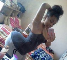 Мне кажется тут фотошопа нет...
Девочка себе просто в штаны ваты наложила и спину прогнула.