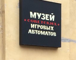 Не большую пригоршню монет дают, а маленький бумажный кулёчек. Забавное место.