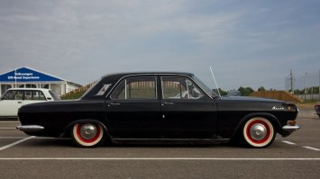 Машина отличная, сам скоро буду брать Волгу, ибо с детства мечтаю. Но в тексте есть ляп: Машина 1971 года не может иметь дверей модели 24-10. Вот такие должны быть: