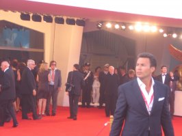 Челентано крутой! Я почти видел его на Лидо Ди Венеция, на фестивале. Правда, я пришел к церемонии закрытия, а он на открытии был...  Но всё равно )) Зато видел Ксению Рапопорт, Валерию Голино и - Мики Рурка! )) Но, Челентано не видел...