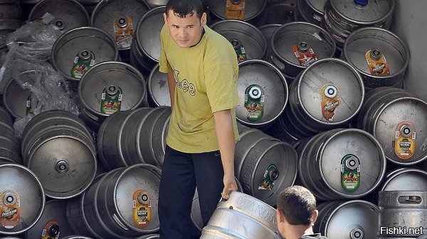 Введенное в начале года Украиной эмбарго на ввоз российских товаров оказалось лишь формальностью. Как выяснил “Ъ”, поставки некоторой продукции не то что не прекратились, а, наоборот, выросли в несколько раз. Так, на долю Украины в структуре экспорта российского пива по итогам полугодия пришлось более 60%, а объем поставок на территорию этого государства увеличился более чем в три раза. Основная часть пришлась на продукцию «Очаково», «Липецкпива» и Московской пивоваренной компании (МПК). Найти ее, как и другие российские алкогольные товары, такие как водка и вино, можно на прилавках магазинов самопровозглашенных Донецкой и Луганской народных республик.

В распоряжении “Ъ” оказались данные таможенной статистики, предоставленные одним из крупных участников рынка. Из них следует, что в первом полугодии 2016 года объем экспорта пива из России вырос в 1,6 раза — с 5,99 млн до 9,71 млн дал. Главным драйвером роста стала Украина: поставки туда за этот период выросли в 3,3 раза — с 1,86 млн до 6,06 млн дал. Таким образом, в общем объеме экспорта Украина заняла 62,4%. Столь существенный рост отгрузок произошел в условиях введенного Украиной эмбарго на ввоз товаров из России, в перечень которых попало и пиво. Эмбарго действует с 10 января 2016 года и в настоящее время его срок установлен до 31 декабря 2017 года.

Подробнее: