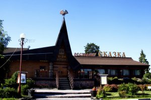 Просто очень  культурные  хозяева.

-------------
К тому же  слегка  охреневшие от произошедшего.

-

-
Хозяева утверждают что из-за   массы  горючих  материалов  в деревянных строениях с противопожарными мерами  было  всё строго, да и загорелось  сразу  2  объекта  на территории  одновременно. Ещё  говорят что конкурентов  у них строго говоря  нет  и никто  не угрожал им, но скорее всего  кому то  их бизнес помешал таки.