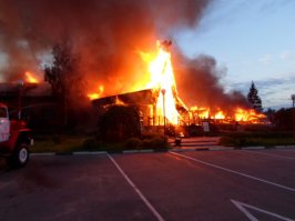 Просто очень  культурные  хозяева.

-------------
К тому же  слегка  охреневшие от произошедшего.

-

-
Хозяева утверждают что из-за   массы  горючих  материалов  в деревянных строениях с противопожарными мерами  было  всё строго, да и загорелось  сразу  2  объекта  на территории  одновременно. Ещё  говорят что конкурентов  у них строго говоря  нет  и никто  не угрожал им, но скорее всего  кому то  их бизнес помешал таки.