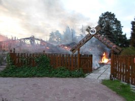 Просто очень  культурные  хозяева.

-------------
К тому же  слегка  охреневшие от произошедшего.

-

-
Хозяева утверждают что из-за   массы  горючих  материалов  в деревянных строениях с противопожарными мерами  было  всё строго, да и загорелось  сразу  2  объекта  на территории  одновременно. Ещё  говорят что конкурентов  у них строго говоря  нет  и никто  не угрожал им, но скорее всего  кому то  их бизнес помешал таки.