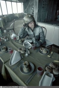 За столом ресторана "Седьмое небо" Останкинской башни.