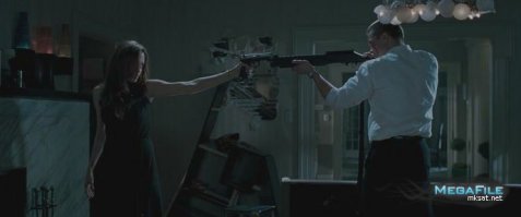 Открыли, а там пистолеты, ножи и диск с фильмом "Мистер и миссис Смит"...