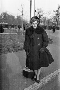 Девушка хороша. А так в целом ничего особенного, видимо, какой-нибудь НИИ чего-нибудь выгнали на демонстрацию.