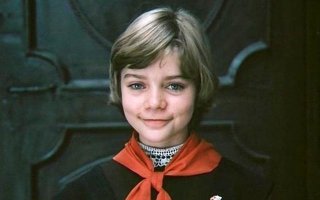 Ну что тут сказать очень повезло с выбором Алисы... все дети страны по ней с ума сходили