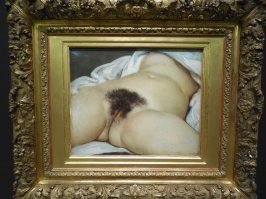 ну что Вам сказать, гуляю я, значит, прошлым летом по славному городу Парижу, более точно - по музею Орсе, так сказать - приобщаю свою неотёсанную натуру к прекрасным дарам цивилизации. А нужно сказать, что сей музей в основном посвящен всяким импрессионистам и прочей братии, рисующей непонятную для меня-чурбана мазню. Но есть там и вполне классические и радующие глаз произведения. Кстати, пару картин русских классиков тоже там обнаружил...
Так вот, гуляю я значит, втихаря фотозарисовки делаю, чтобы в последствии своей благоверной предъявить - мол смотри - я там вот как окультуривался, а не по кабакам шлялся... да и мама моя всегда фотоотчеты из поездок требует...
и тут, в очередном зале я узрел.... можете меня обзывать меня кем угодно, но я этого не догнал... а вроде как классика, в солидной галерее... Между прочим называется "Сотворение мира"... эххх... а потом маме фото показывал, а про ЭТО забыл... :)