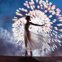 Ну скажем так, на фото не совсем балерина
Не хочу ни кого расстраивать,но ноги балерин без пуантов не та вещ которую стоит фотографировать на фоне салюта.Кто уже поужинал и спать ложится не собирается может погуглить.