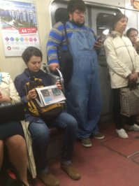 он вернулся? Малышу смску катает