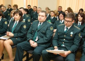 "А я вчера чертей зелёных видел, и что?)"(ц)
таможенников, что ль?