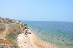 Крым изъездил вдоль и поперек, кроме тех мест, которые принципиально неинтересны (Саки, Евпатория). Не могу сказать, что больше некуда съездить, но в целом Крым знаю неплохо. В этом году, планируя поездку, начал искать что-либо новое. Нашел интересное место - Генеральские Пляжи. Подробно писать не буду, все прекрасно яндексится, но пару фото выложу. Место необычайной красоты. Птицы, дельфины, змеи, мыши... Красота!!! В августе еще и падающие звезды..