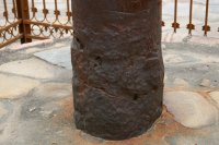 Очередной копипаст о секретах древних, которые владели секретом бессмертия, но унесли его с собой в могилу.

Не было у египтян идеальных углов, что некоторые фотки сделаны под правильным углом и освещением а потом еще заретушированы - достижение фотографов но не строителей. Нагуглить наглядный пример сверления мрамора медной трубкой может любой, этого добра на ютубе достапточно. Ну а трудоемкость... да кого она волнует в рабовладельческом обществе, где большая часть населения занята земледелием? Между сбором урожая и посевной куча времени, пусть лучше эти дармоеды строят усыпальницу для сына богов чем бездельничают, у них от этого лишние мысли появляются.

Мезоамерика... ну да, мозаика из подогнанных друг к другу каменюк - признак офигенной технологии. Смотрим на современные стройки: что, каждый блок с завода приходит разных размеров и формы и на месте болгарками шлифуется? А тут что с каменоломен приволокли с тем и работают, при этом по максимуму подбирая форму, чтобы меньше работы, а где щели остались - так больные да немощные заплатку из отходов выпилят нужной формы.

Череп идеально гладкий под даже под микроскопом? Ога...



Поразительная стойкость к коррозии у столба - банальная химия, высокое содержание серы. Ну и низкая влажность воздуха в Дели: аналогичная колонна в Коранаке сохранилась куда как хуже, да и подземная часть как-то не впечатляет даже при взгляде на тот кусок, который был археологами откопан при реставрации комплекса.


Чтобы задуматься об идеальности формы коста-риканских шаров, достаточно просто на твою фотку посмотреть. Размягчение камней, ну да. А что не шлифовка об атмосферу притянутых из космоса астероидов?

Клерксдорпские "сферы" - природные образования, результат окисления пирита. Да и нет в их оболочке металла.

Антикитерский механизм - сложные часы. Кстати, в 2002 году другой специалист провел реконструкцию на более совершенных данных сканирования - и дифференциальной передачи не нашел. Как и участники проекта 2005-16 годов на еще более качественных, хотя их метод даже изрядную часть надписей восстановить позволил. Но у уфологов следить за настоящей наукой моветон ведь, да?