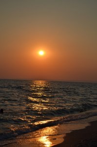 Штормовое, близ Евпатории. Закат. Мелкий ракушечник и песок. Чище воды не видел нигде.