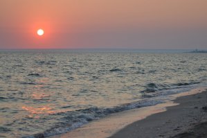 Штормовое, близ Евпатории. Закат. Мелкий ракушечник и песок. Чище воды не видел нигде.