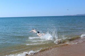 Отличный пляж в Береговом около Феодосии) хоть и рядом с дорогой но песочек и на пляже и на дне)