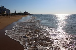 Отличный пляж в Береговом около Феодосии) хоть и рядом с дорогой но песочек и на пляже и на дне)