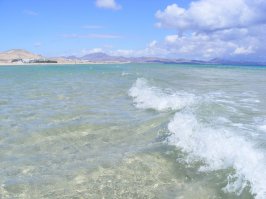 Вот так и губятся пляжи. Начинается реклама, куча людей узнаёт про "прекрасный пляж", и толпой начинают туда ехать. В итоге загрязнение пляжа резко ускоряется, и от пляжа ничего не остаётся.
Простой пример.
Есть остров Фуэртевентура. Мало откуда можно было прямым рейсом туда долететь. В итоге куча народа выбирает более попсовые острова Канар, куда можно без пересадки долететь. И прекрасные пляжи Фуэртевентуры были относительно защищены от толп.
Но, благодаря молве или иной рекламе, люди стали настойчиво выбирать Фуэртевентуру, типа "там чище" (чем на Тенерифе или Гранд Канариа). В итоге отели стали переполнены, на пляжах стало наблюдаться больше людей. И всё. Этот остров тоже стал попсовым. А был хорош отличными песчаными пляжами, где песок из Сахары, чистой водой, комфортной погодой. Бешеной жары нету, дождей мало. Есть пляж, где спокойная вода, а есть пляж для любителей больших волн. Плюс, официальное разрешение нудизма. И это всё осталось для меня в прошлом. Из-за рекламы и появления прямых чартерных рейсов, когда на остров попадают не те, кто целенаправленно туда ехал "на перекладных" (я в аэропортах ночевал и в креслах, и на полу), чтобы "понудить", а все, кто ни попадя - ибо легко. И на пляжах всё больше одетых людей, всё больше удивлённых взглядов на нудистов.