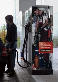 Технику безопасности не соблюдает. Курить на заправке, а тем более внутри заправки, нельзя