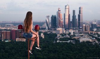 Возрождение, это когда был великий, потом зачах, а потом снова стал великим. А это просто строительство городов. 

Кстати, о городах. Это вид на известный московский район с разницей в 50 лет.