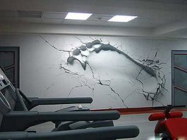 "Пророщенные" сквозь стены деревья и ожившие картины: декоратор творит чудеса в домах людей