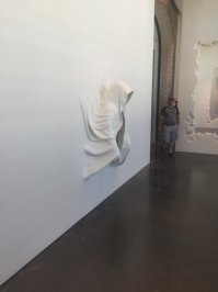 "Пророщенные" сквозь стены деревья и ожившие картины: декоратор творит чудеса в домах людей