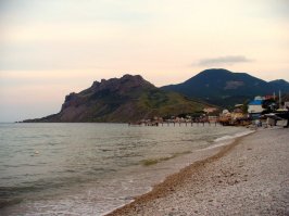 Пляж в Коктебеле - камешки, довольно мелкие.