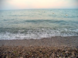 Пляж в Коктебеле - камешки, довольно мелкие.