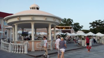 набережную в Судаке сделали очень неплохо! Много кафе, при чем  - нем шанхай, а вполне приличные.