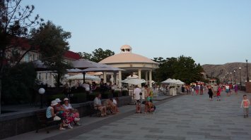 набережную в Судаке сделали очень неплохо! Много кафе, при чем  - нем шанхай, а вполне приличные.