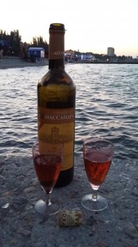 И, конечно, замечательные волнорезы в Фео - готовая барная стойка)