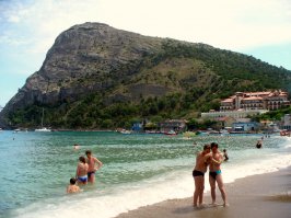 Пляж в Новом Свете - вообще стал отличный, больших камней нет.