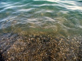В Судаке - мелкая галька.