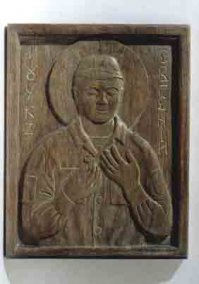 Поставьте мне 100500 минусов, но в чем подвиг? Глупая ненужная война, в которой угробили кучу техники и людей. А чего добились? 
Когда жертвуешь собой во имя и во благо своей страны - вот это подвиг. 
Вот вам пример российского солдата погибшего за Веру и Отечество, которого причислили к святым мученикам:
Евгению Родионову было 19 лет, когда чеченские боевики отрубили ему голову. При жизни он был самым обычным мальчиком из ничем не примечательного провинциального городка, бренчал на гитаре, писал стихи и мечтал стать поваром. Но, погибнув, Евгений Родионов перестал быть обычным. 

Евгений был убит 23 мая 1996 года во время первой чеченской войны. Это произошло в его 19-й день рождения. Его вместе с тремя другими русскими пограничниками захватили в плен и держали в камере в течение 100 дней, избивали и морили голодом. Он не участвовал в боевых действиях. Его и его товарищей схватил на далеком пограничном пункте российско-чеченской границы чеченский боевой командир, внушающий наибольший страх. 
Его мать, Любовь Васильевна Ролионова говорит, что Евгению обещали сохранить жизнь, если он примет ислам и выступит с оружием в руках против российских федеральных сил. Как она говорит, ему нужно было всего лишь символически снять с себя серебряный крестик, который он носил на шее с 11 лет и принять веру своих мучителей. Евгений отказался и предпочел смерть. 

Теперь этот крест, на цепочке от которого все еще видны следы крови, превратился в реликвию, покрытую поцелуями многочисленных паломников, посещающих мать Евгения в ее скромном жилище в городе Курилово к западу от Москвы.