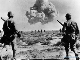 Первое испытание на полигоне в Неваде было проведено 27 января 1951 года (взрыв Able в рамках операции Ranger). Мощность взрыва составила всего 1 килотонну (в 20 раз меньше Хиросимы). Дальше взрывы загремели как град по жестяной крыше — всего их было проведено 928 (это только объявленные, а было еще много необъявленных). В ходе ядерных испытаний в 1951 году были проведены армейские учения Desert Rock в ходе которых командование не только дислоцировало войска всего в нескольких милях от эпицентра, но и прогнало пехоту прямо под грибом (!). И это — за три года до Тоцких учений. И никто почему-то не обзывает американских генералов — организаторов учений нехорошими словами.

 У амеров лучше было с фототехникой - фоток с сдохшими потом военными США - хоть жопой жуй.