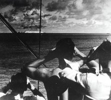 Первое испытание на полигоне в Неваде было проведено 27 января 1951 года (взрыв Able в рамках операции Ranger). Мощность взрыва составила всего 1 килотонну (в 20 раз меньше Хиросимы). Дальше взрывы загремели как град по жестяной крыше — всего их было проведено 928 (это только объявленные, а было еще много необъявленных). В ходе ядерных испытаний в 1951 году были проведены армейские учения Desert Rock в ходе которых командование не только дислоцировало войска всего в нескольких милях от эпицентра, но и прогнало пехоту прямо под грибом (!). И это — за три года до Тоцких учений. И никто почему-то не обзывает американских генералов — организаторов учений нехорошими словами.

 У амеров лучше было с фототехникой - фоток с сдохшими потом военными США - хоть жопой жуй.