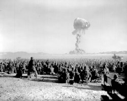 Первое испытание на полигоне в Неваде было проведено 27 января 1951 года (взрыв Able в рамках операции Ranger). Мощность взрыва составила всего 1 килотонну (в 20 раз меньше Хиросимы). Дальше взрывы загремели как град по жестяной крыше — всего их было проведено 928 (это только объявленные, а было еще много необъявленных). В ходе ядерных испытаний в 1951 году были проведены армейские учения Desert Rock в ходе которых командование не только дислоцировало войска всего в нескольких милях от эпицентра, но и прогнало пехоту прямо под грибом (!). И это — за три года до Тоцких учений. И никто почему-то не обзывает американских генералов — организаторов учений нехорошими словами.

 У амеров лучше было с фототехникой - фоток с сдохшими потом военными США - хоть жопой жуй.