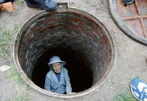 Новость старая, но для иллюстрации подойдет:

В Каменске-Уральском женщина упала в канализационный люк.



Что бы наказать мудака, сам стал мудаком.