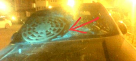 Этим перформансом автор хотел показать, что вход в коллектор теперь находится здесь