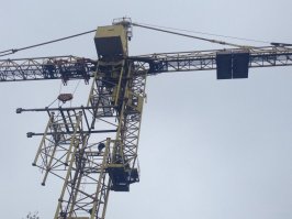 Там кран строит другой кран опираясь на уже построенный каркас здания при помощи других кранов. Либо один кран который умеет модульно наращивать сам себя :)