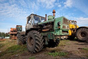 В далеких 70-х, когда батя только окончил училище, он устроился работать механизатором. Днем - работа, вечером - бл@дки. В один из вечеров удалось ему взять свой Т-150 и поехали они с парнями в клуб. Ну, про деревенский клуб не буду рассказывать - и так все знают. Главный вход - 3 ступеньки без козырька. Короче, подъезжают прямо ко входу - и то ли он специально, то ли тормоза не отработали - короче задвигается длинная морда трактора прямо в дверной проем, снося коробку целиком и пугая гремящим радиатором находящихся внутри, пока колеса не уперлись в эти самые ступеньки. П@здюлей они тогда от председателя таких получили, что до сих пор помнит.