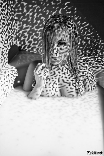 Бесит цензура. Фоторгаф ЭРОТИКУ снимал, блджад! Сиськи - неотъемлемая часть композиции!!!111