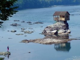 Господи какой немыслимый бред :) 
... по этому пути можно построить только сарай без электричества, газа, канализации и ближайшим ларьком за 12 км.