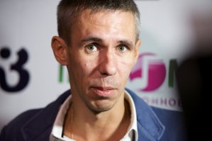 этот придурок тоже алкаш тот еще...