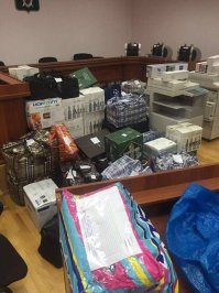 Нас всех развели!  Это не наворованные деньги, напечатанные! На фото принтеры и картриджи! Статья другая будет - фальшивомонетничество. Столько денег в дом натаскать - никакого здоровья не хватит. Грузчиков, что ли нанимал?