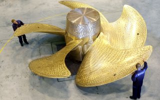 Если две-три таких дуры будут одновременно крутиться недалеко от поверхности, мало вряд ли покажется тем, кто на поверхности